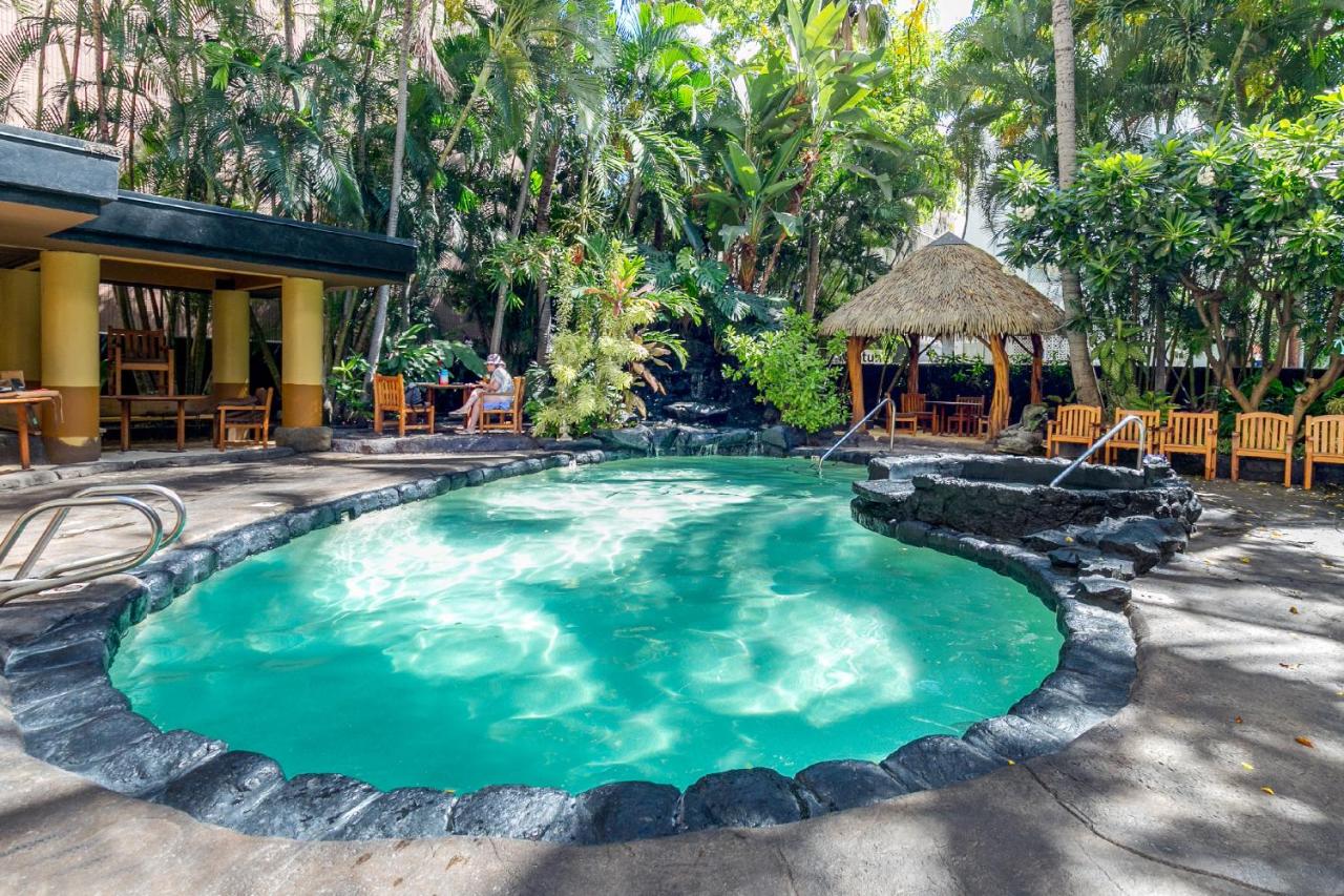 Heated swimming pool: Beautiful Studio in the Heart of Waikiki, 1 Block to Beach, Split AC & WiFi