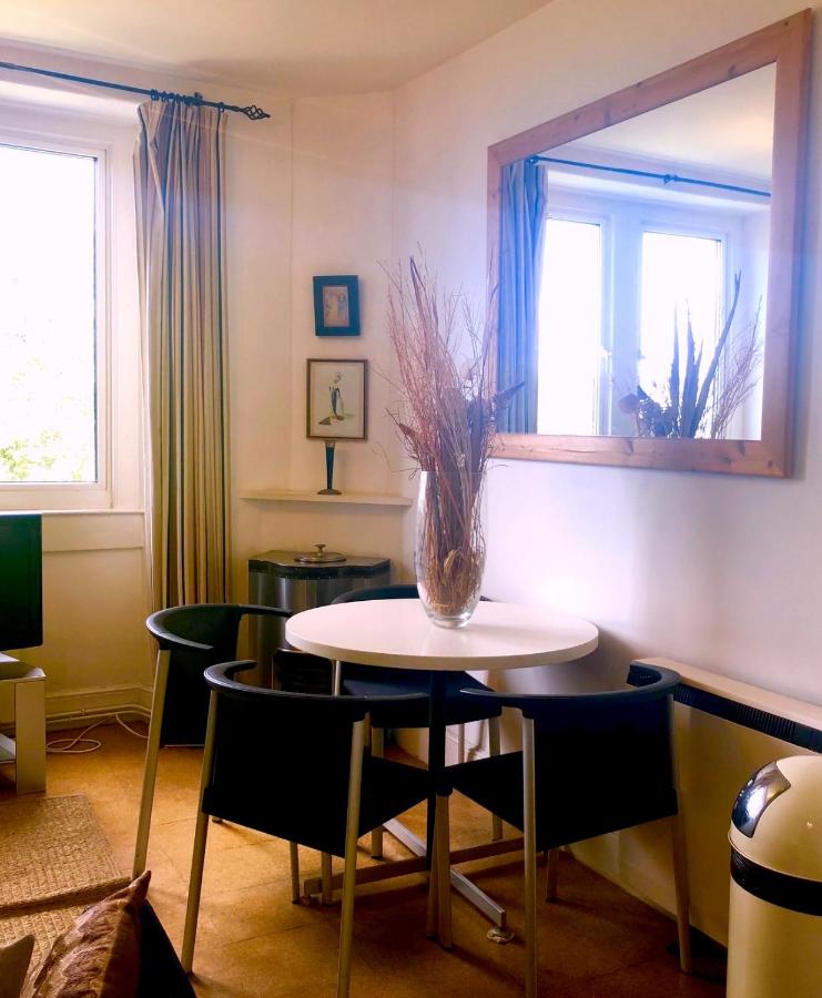 Lauras Townhouse Apartments Erte's Atelier - 4