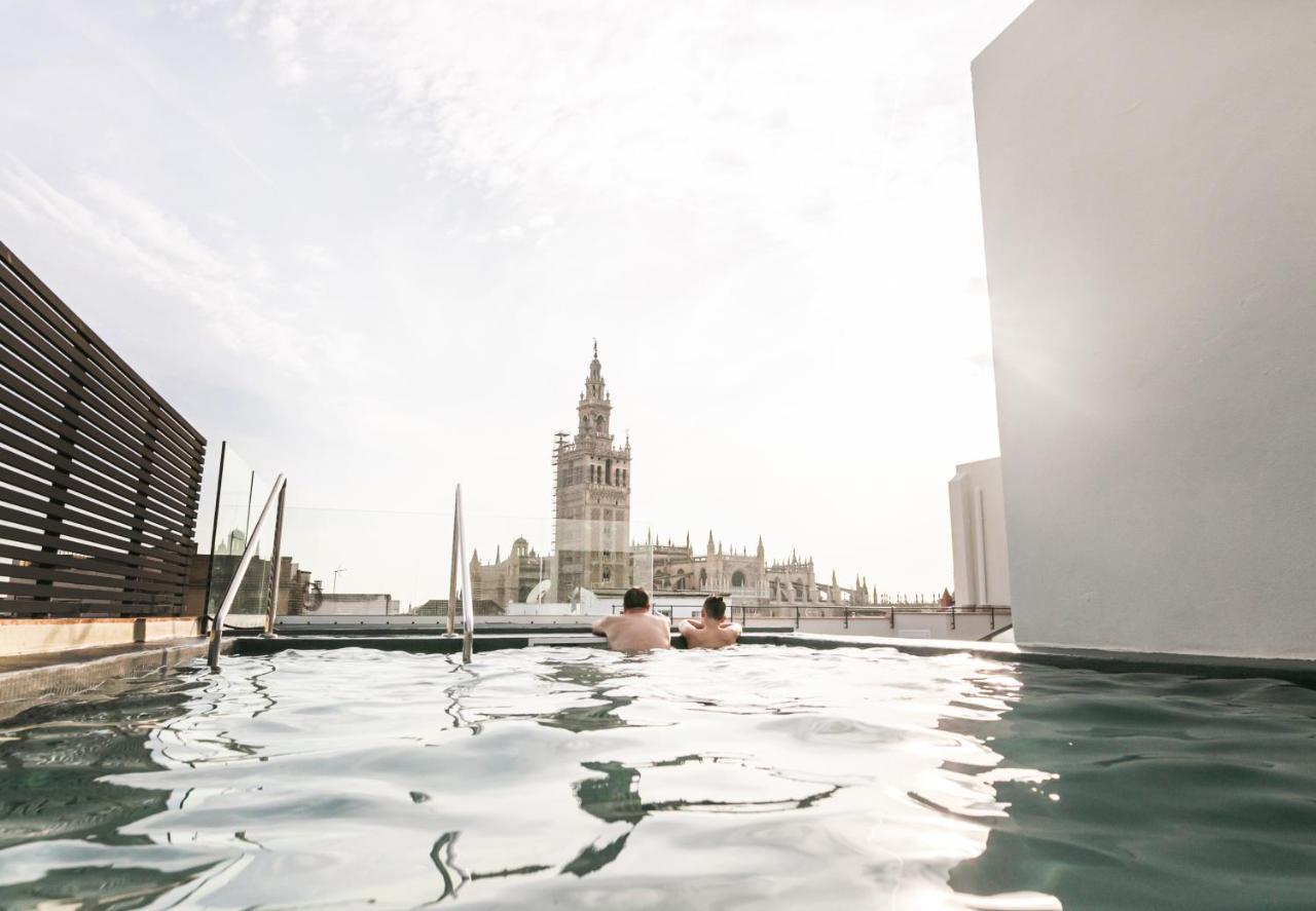 Rooftop swimming pool: Joya del Casco Boutique Hotel by Shiadu
