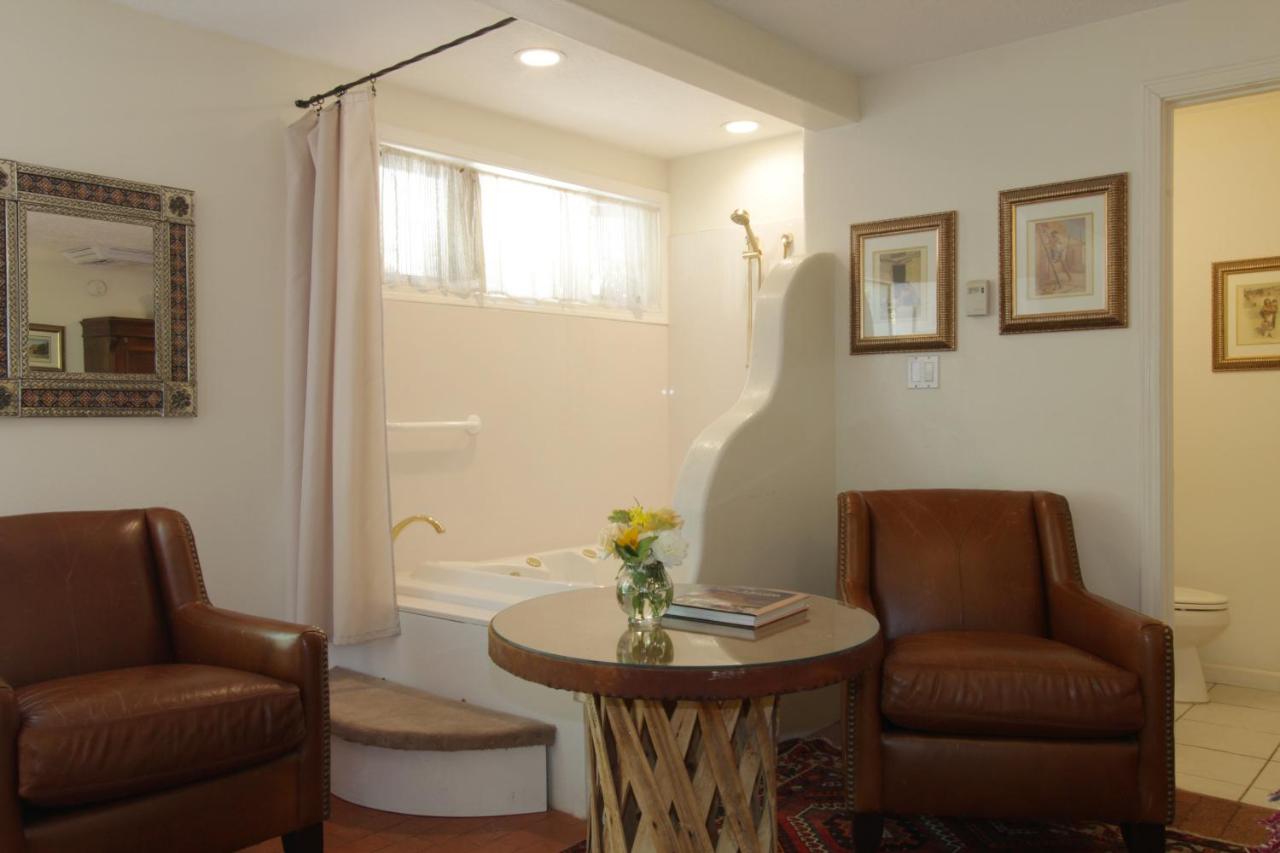 Casa Blanca Inn and Suites — photo 12