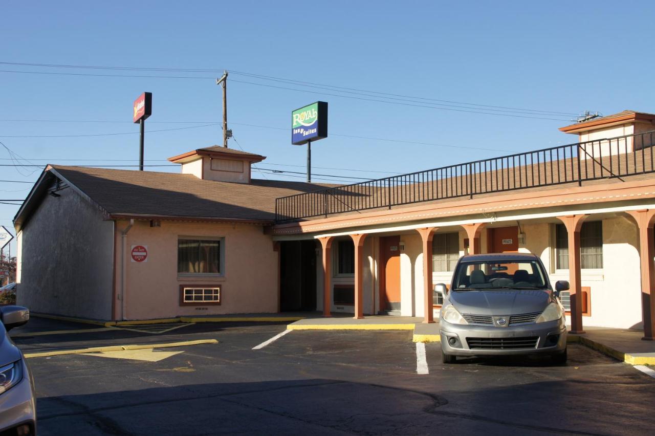 Royal Inn & Suites — photo 15