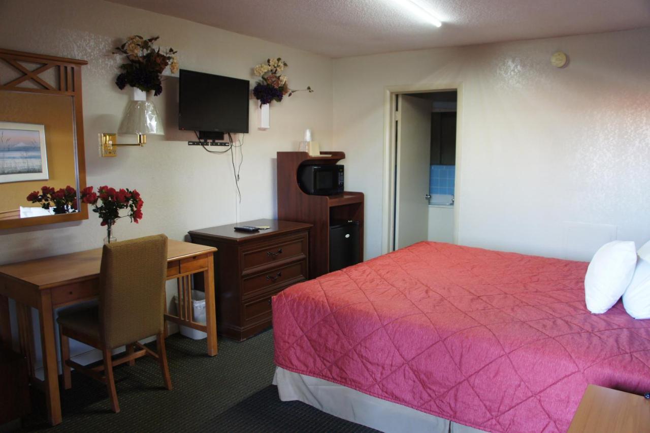 Royal Inn & Suites — photo 9