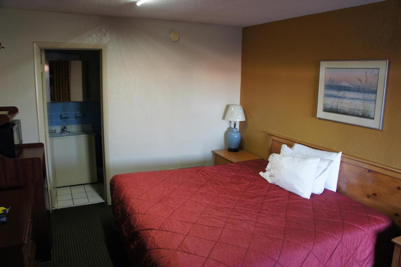 Royal Inn & Suites — photo 21