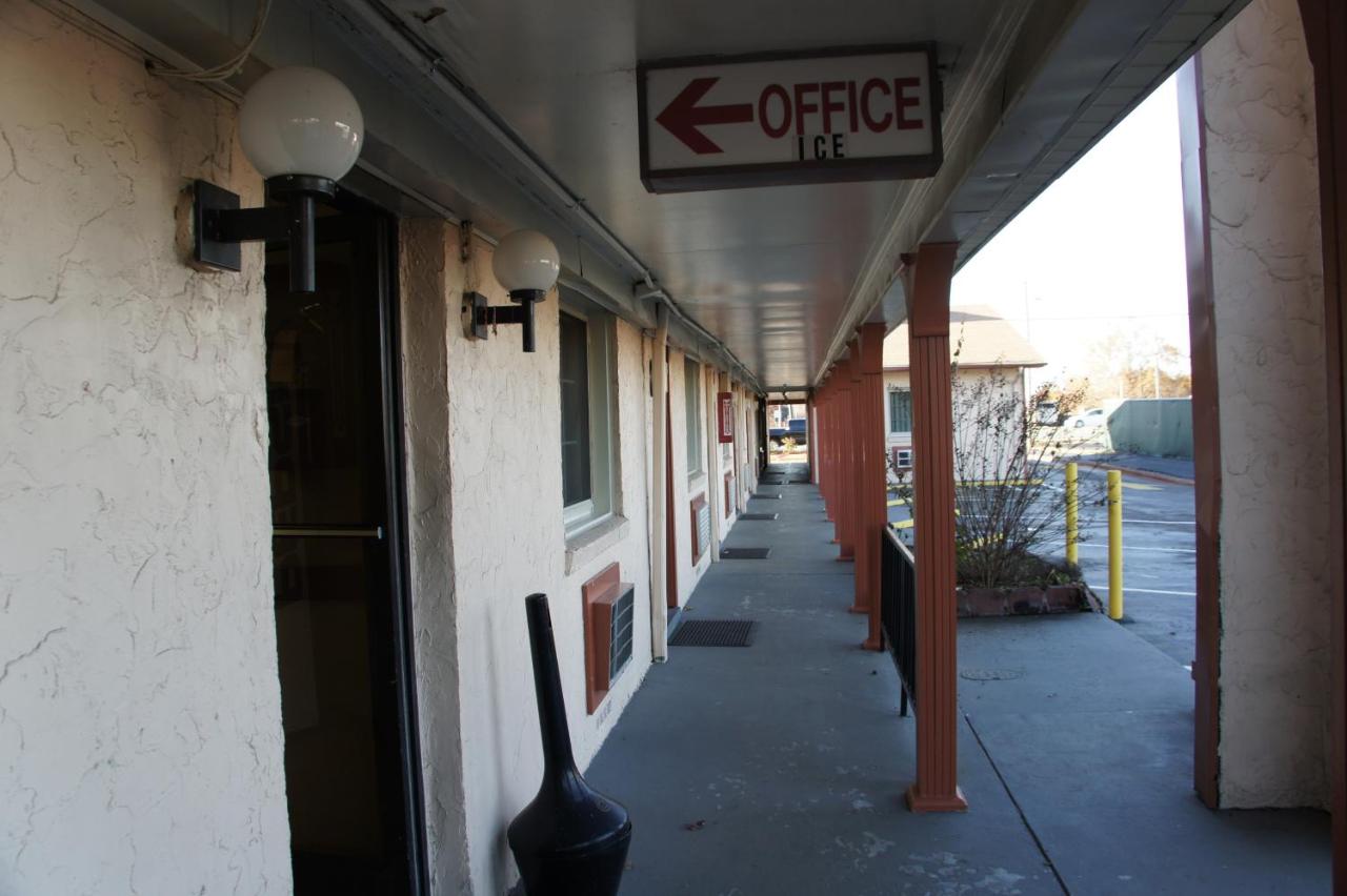 Royal Inn & Suites — photo 19