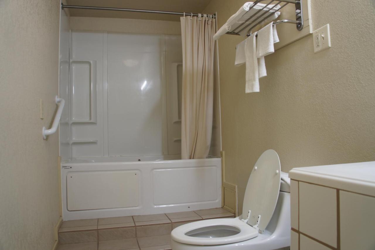 Royal Inn & Suites — photo 3
