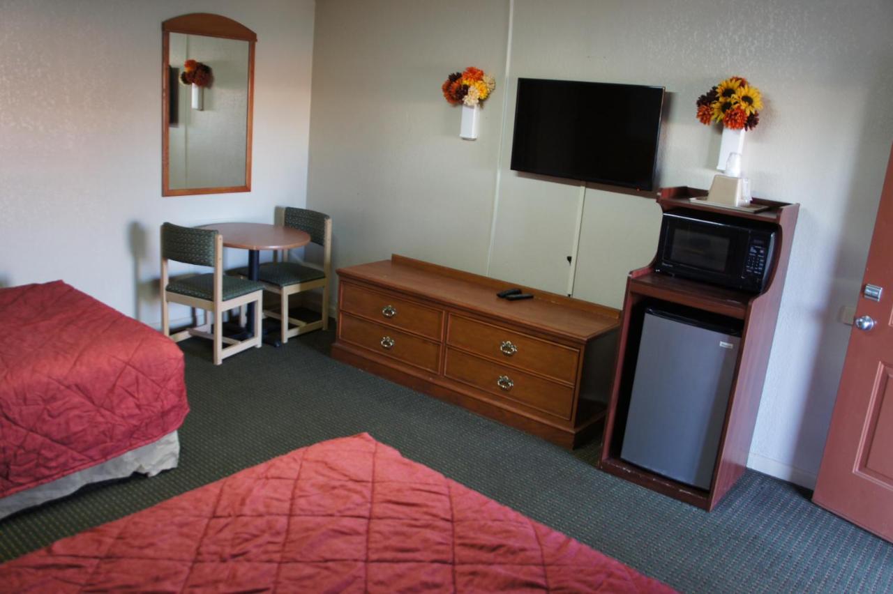 Royal Inn & Suites — photo 14