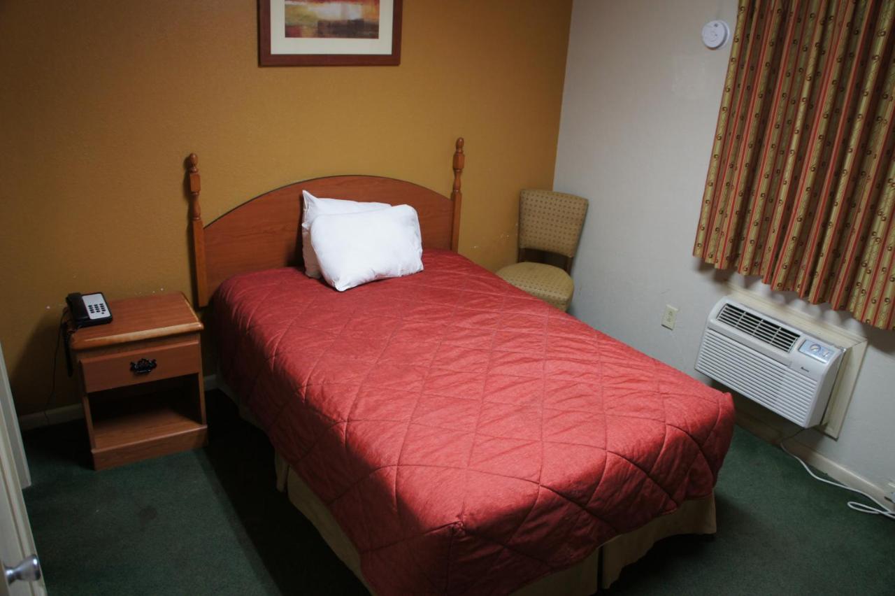 Royal Inn & Suites — photo 11