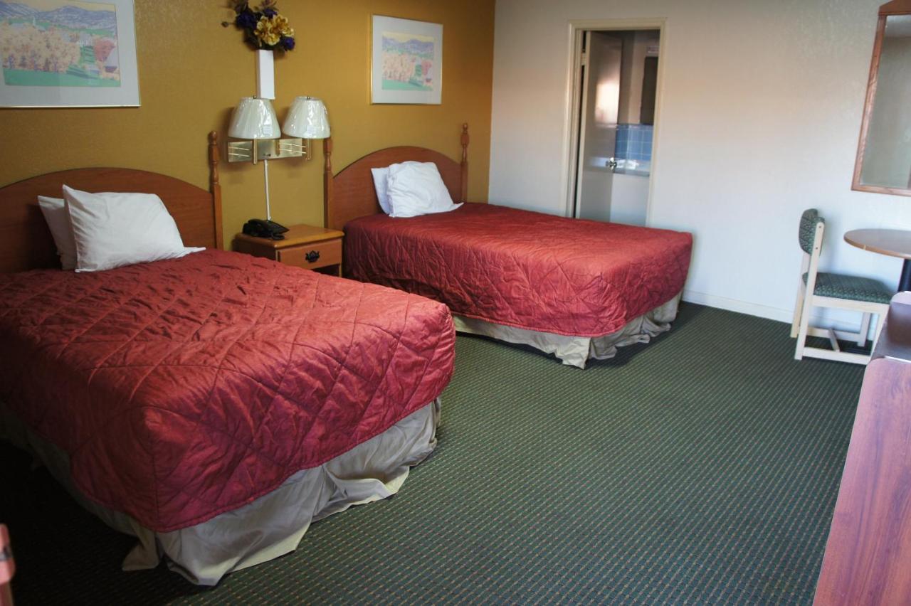 Royal Inn & Suites — photo 7
