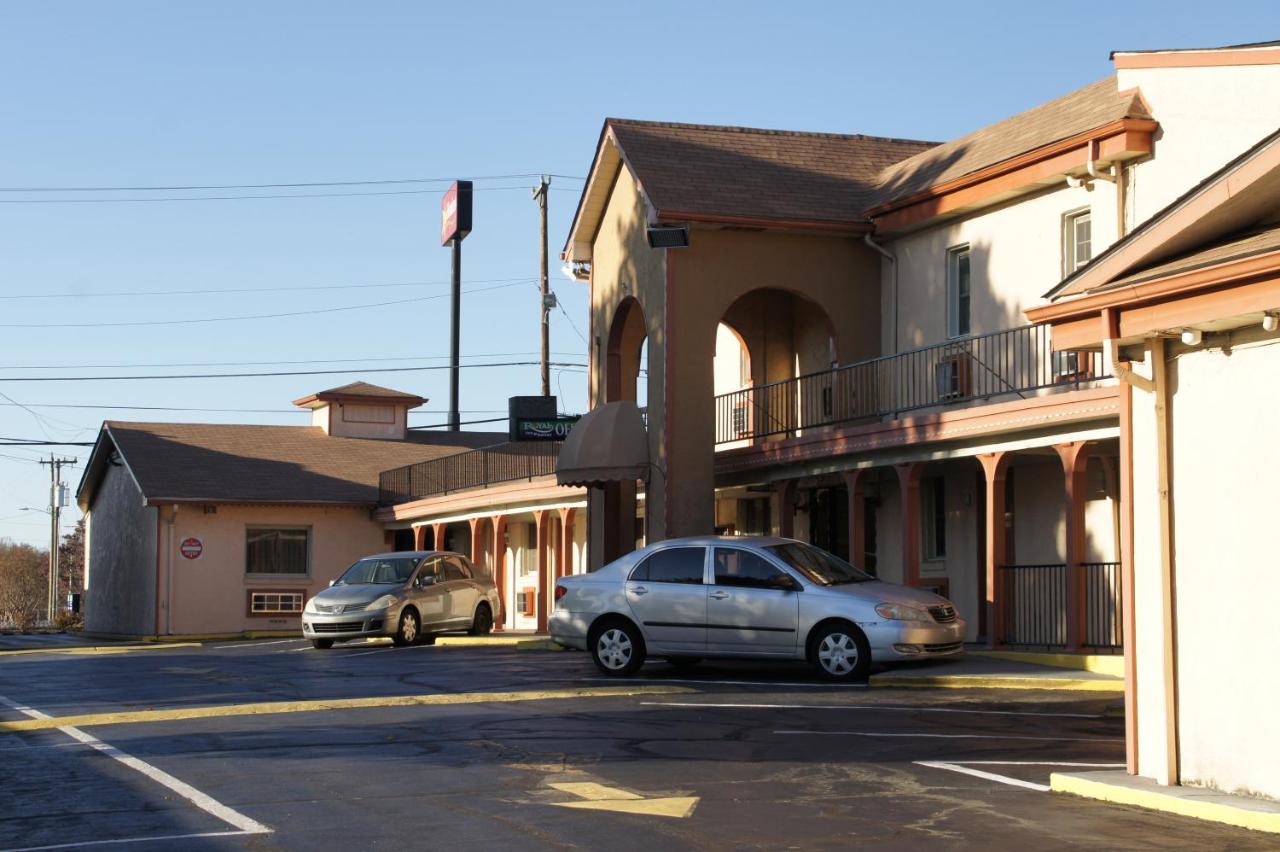 Royal Inn & Suites — photo 16