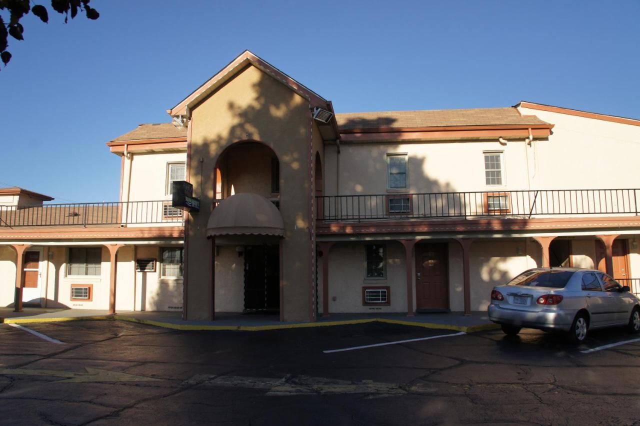 Royal Inn & Suites — photo 6