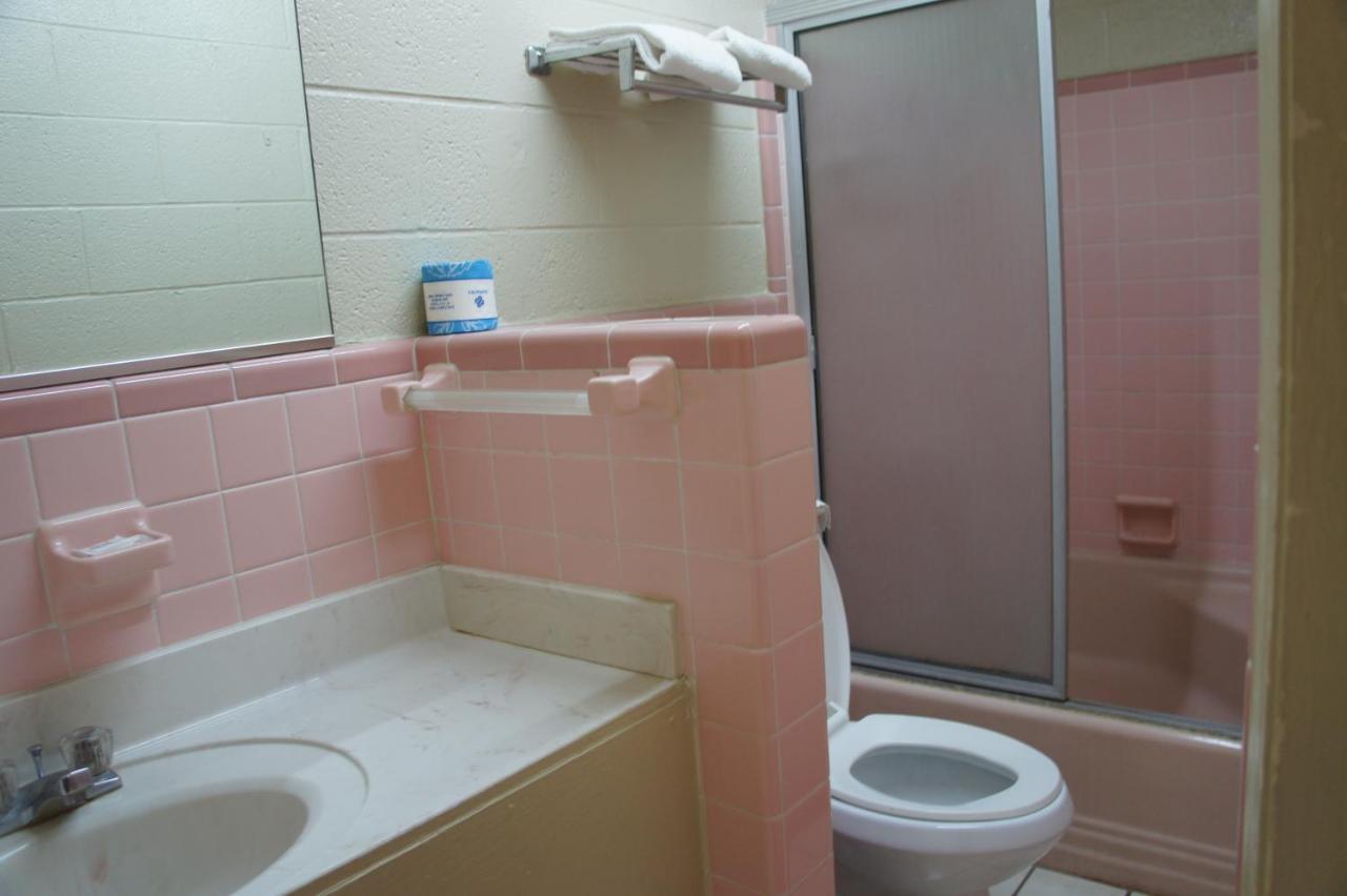 Royal Inn & Suites — photo 12