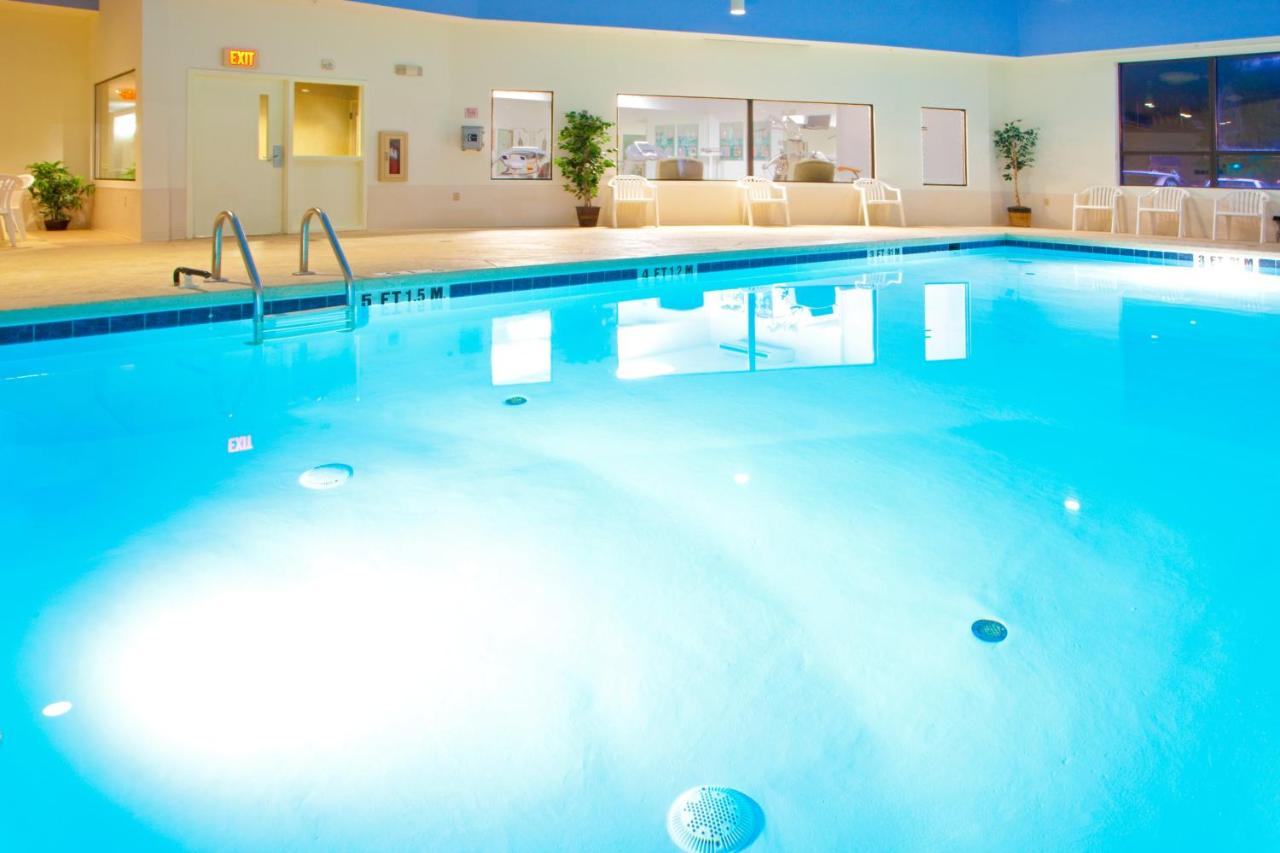 Heated swimming pool: Holiday Inn Express Pocomoke City, an IHG Hotel