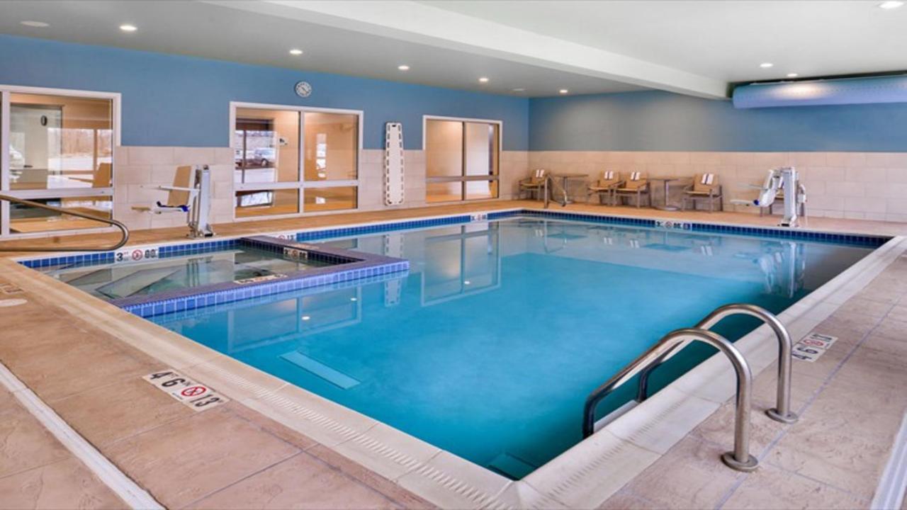 Heated swimming pool: Holiday Inn Express & Suites - Parkersburg East, an IHG Hotel