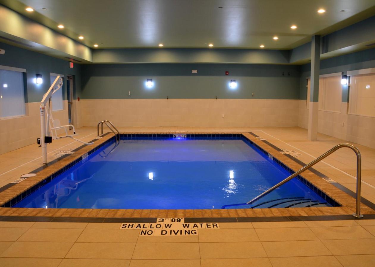 Heated swimming pool: Holiday Inn Express & Suites - Pittsburgh - Monroeville, an IHG Hotel
