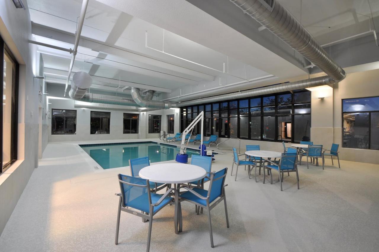 Heated swimming pool: Holiday Inn Express Quantico - Stafford, an IHG Hotel