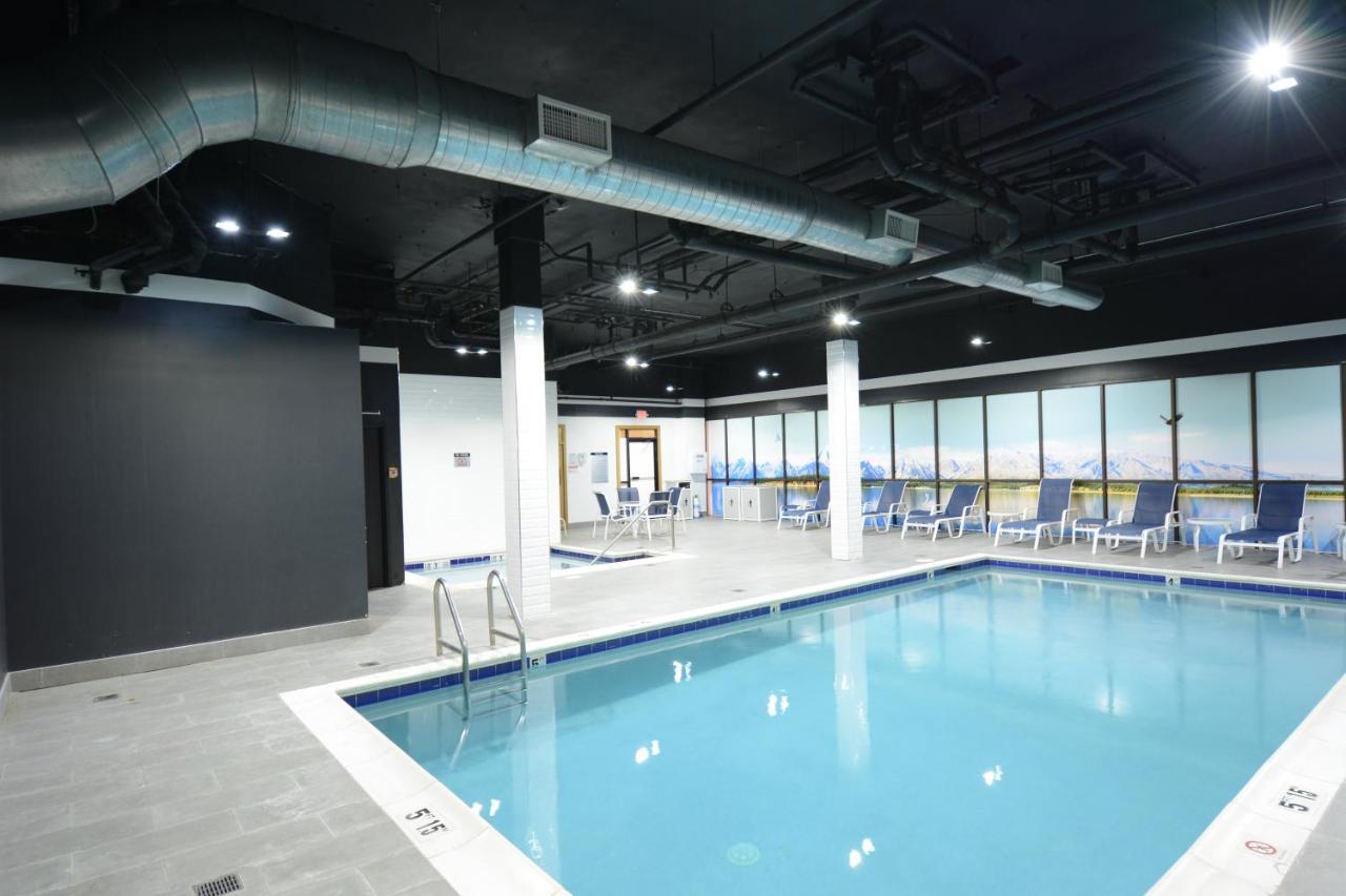 Heated swimming pool: Armon Hotel & Conference Center Stamford CT