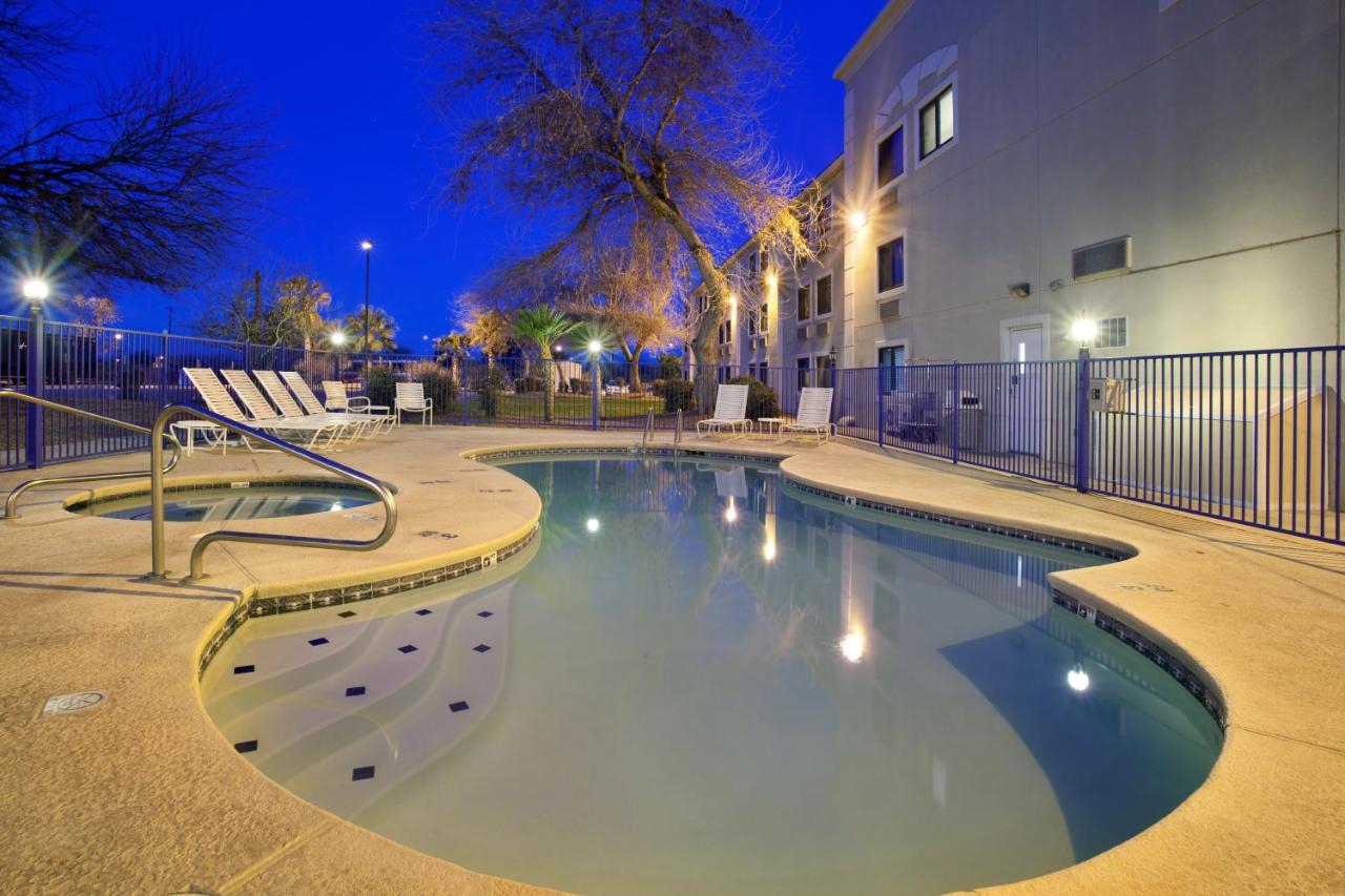 Heated swimming pool: Holiday Inn Express Tucson-Airport, an IHG Hotel