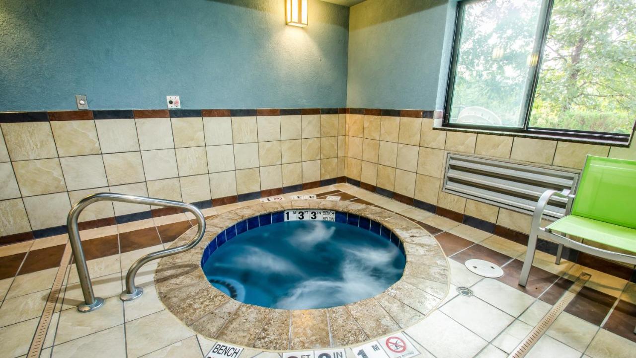 Heated swimming pool: Holiday Inn Express & Suites - Olathe South, an IHG Hotel
