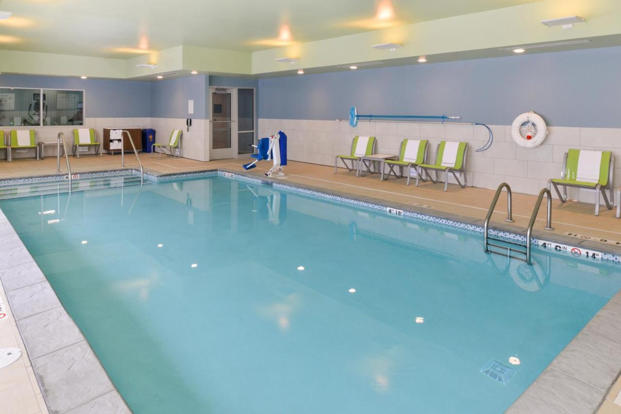 Heated swimming pool: Holiday Inn Express & Suites - Ogallala, an IHG Hotel