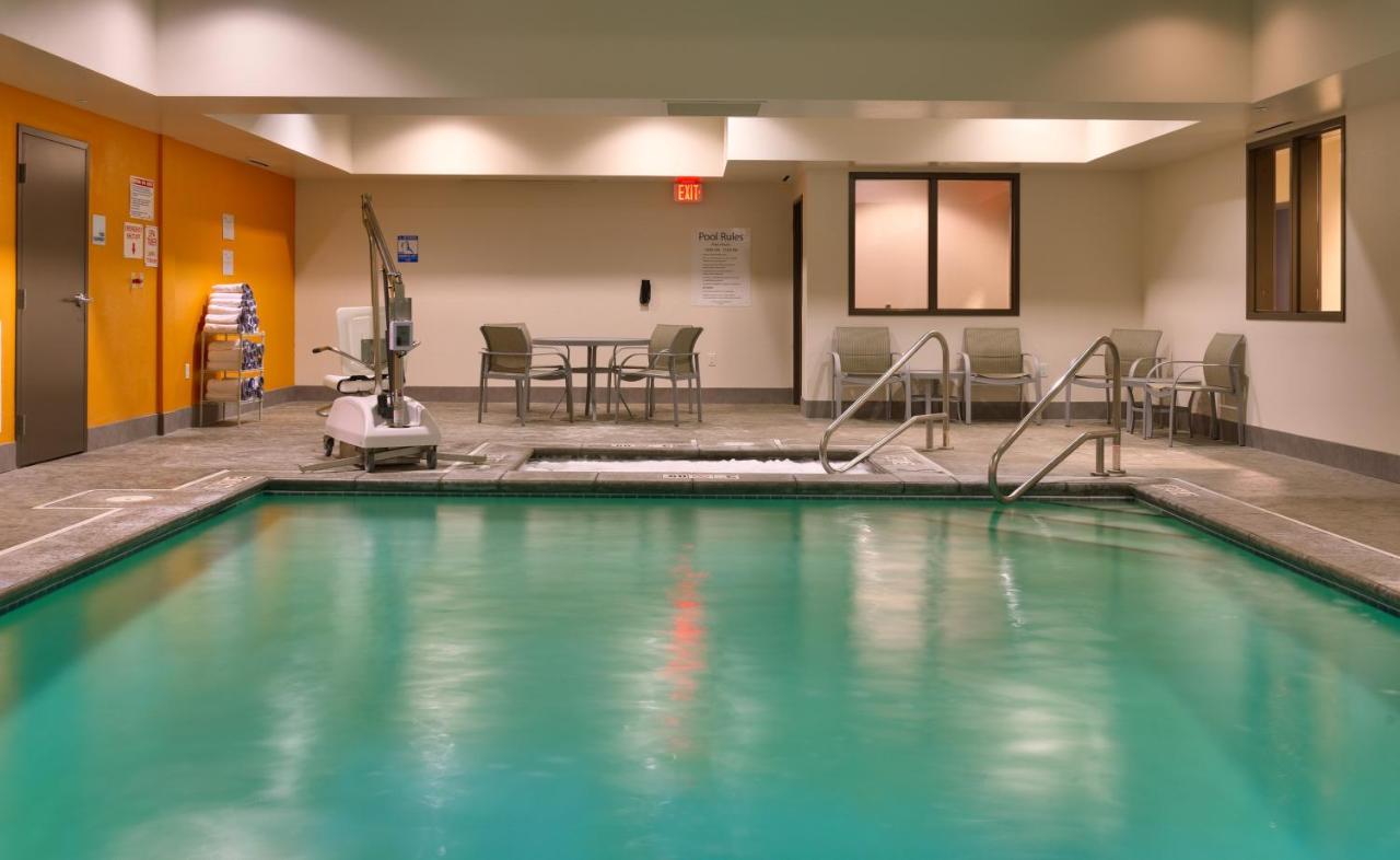 Heated swimming pool: Holiday Inn Express & Suites Overland Park, an IHG Hotel