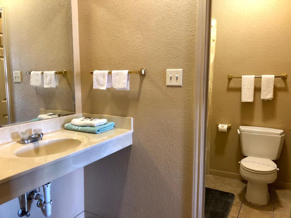 Executive Inn & Suites — photo 3