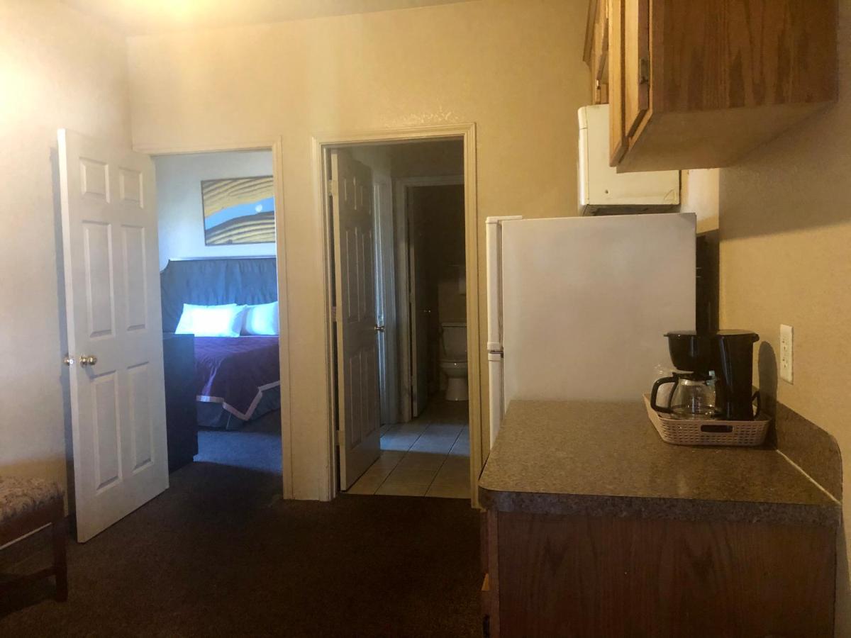 Executive Inn & Suites — photo 9
