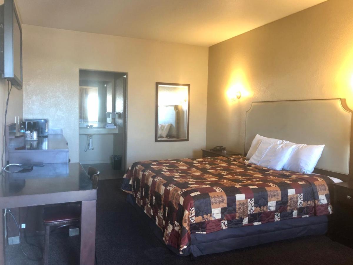 Executive Inn & Suites — photo 10