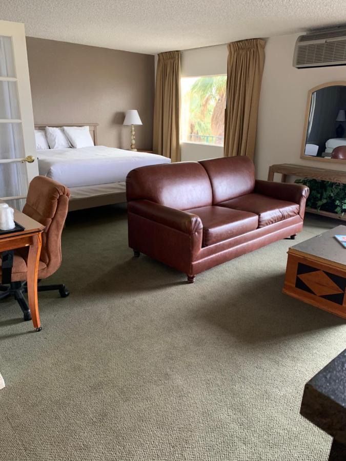 Desert Palms Spa Motel — photo 24