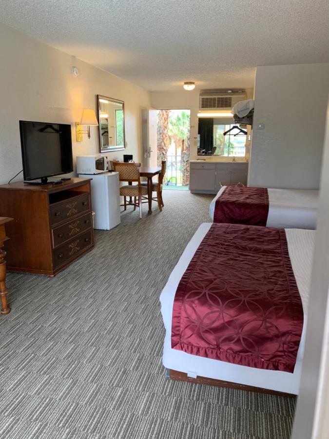 Desert Palms Spa Motel — photo 18