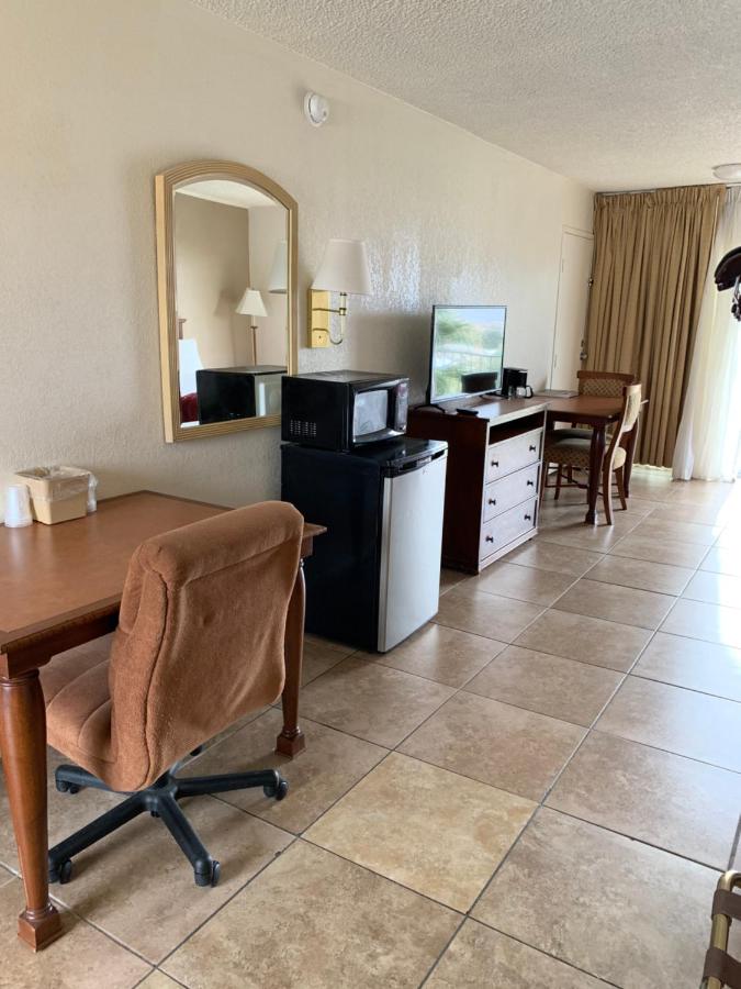 Desert Palms Spa Motel — photo 21