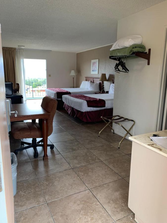Desert Palms Spa Motel — photo 22