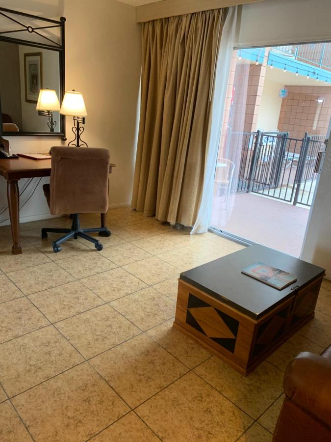 Desert Palms Spa Motel — photo 15