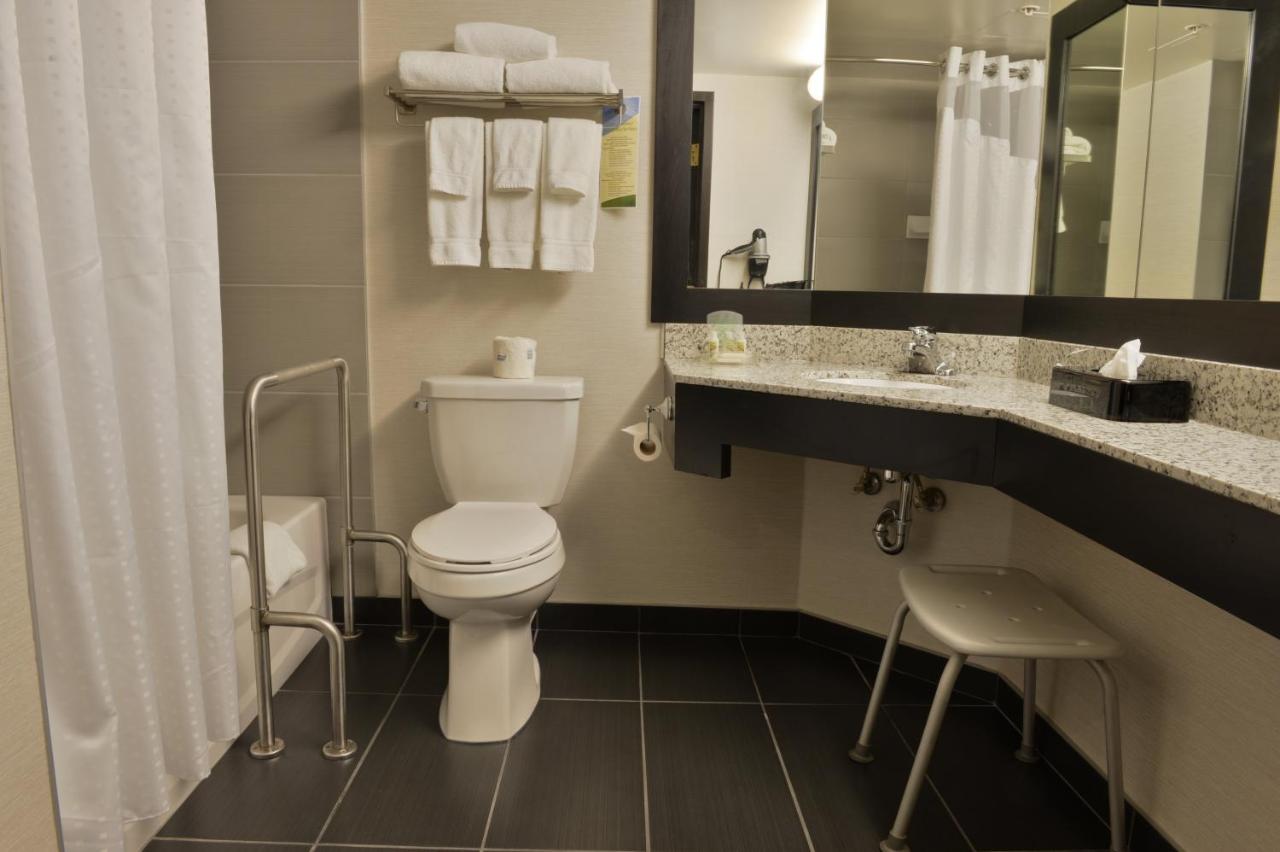 Holiday Inn Montreal Centre Ville Downtown, an IHG Hotel photo