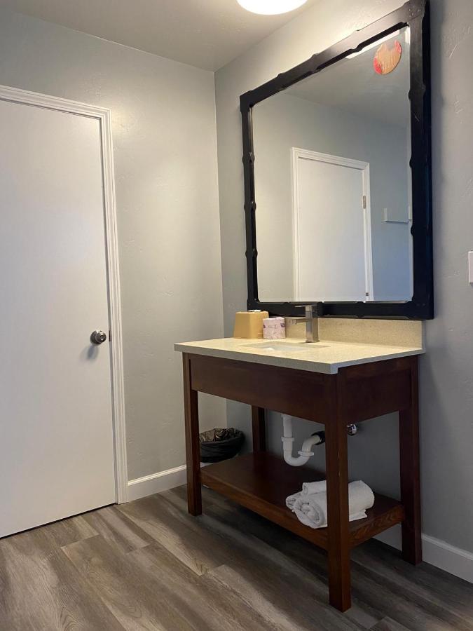 Colonial Motel — photo 13