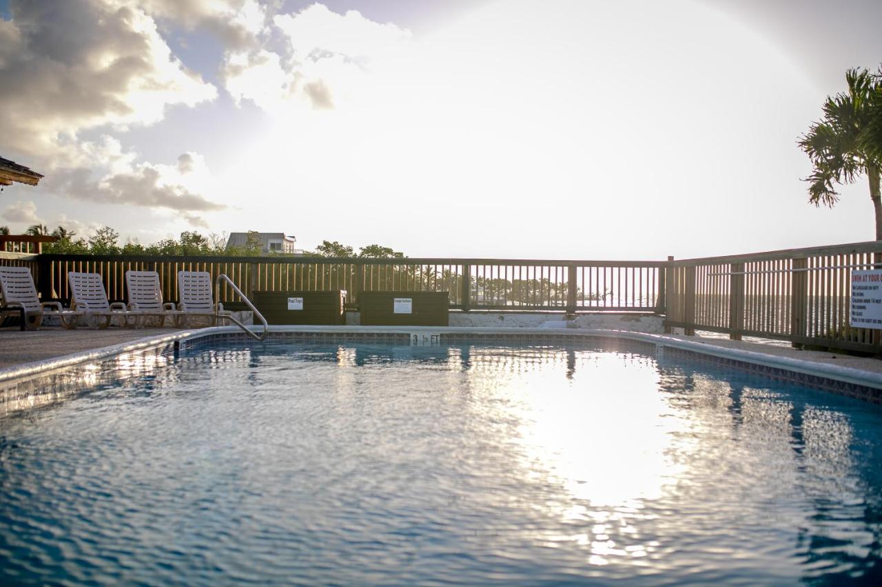 Heated swimming pool: Ragged Edge Resort & Marina