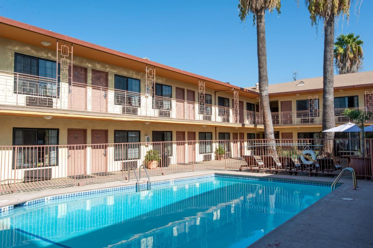 Studio City Court Yard Hotel - 4