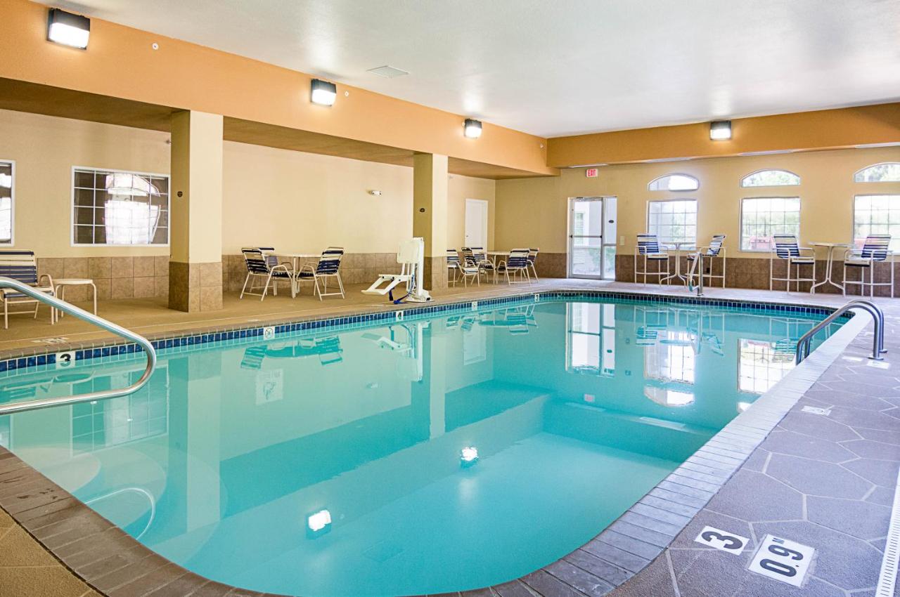Heated swimming pool: Comfort Inn Camden