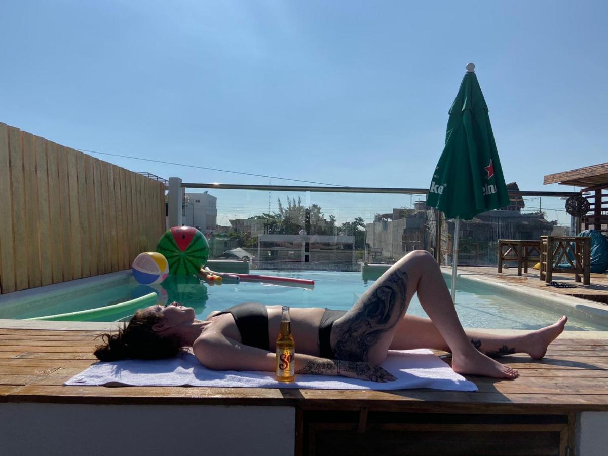 Rooftop swimming pool: Straw Hat Hostel & Rooftop Bar
