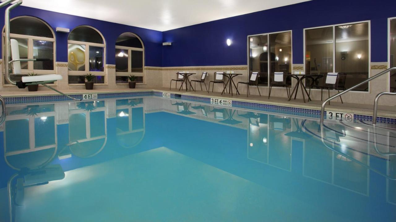 Heated swimming pool: Holiday Inn Express and Suites Allentown West, an IHG Hotel