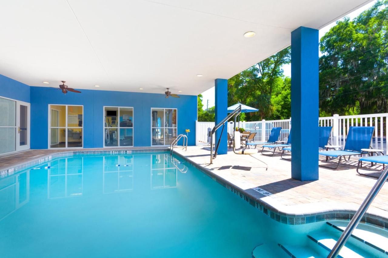 Heated swimming pool: Holiday Inn Express & Suites Lakeland North I-4, an IHG Hotel