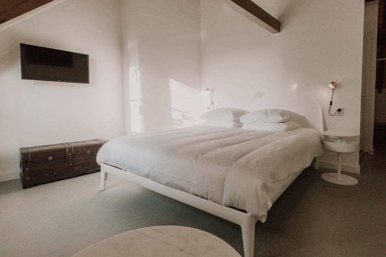 Een bed of bedden in een kamer bij Brass