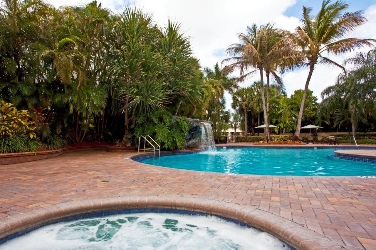 Heated swimming pool: Holiday Inn Fort Lauderdale Airport, an IHG Hotel