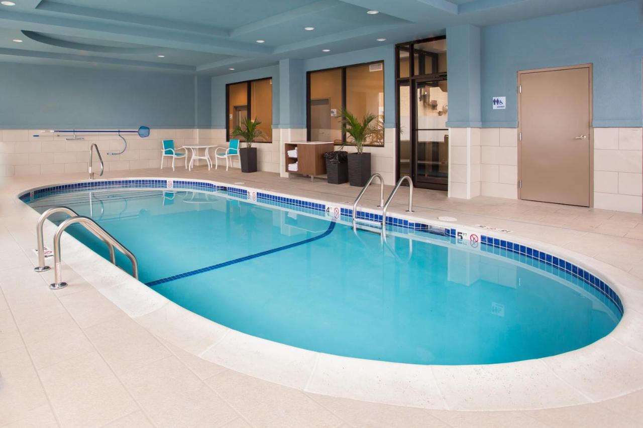 Holiday Inn Express - Springfield Downtown, an IHG Hotel pool