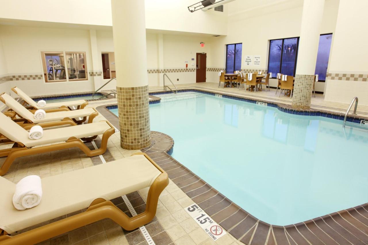 Heated swimming pool: Holiday Inn Express Hotel & Suites Ohio State University- OSU Medical Center, an IHG Hotel