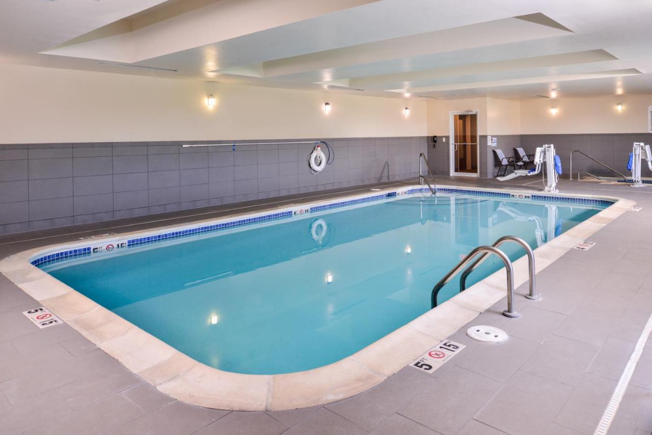 Heated swimming pool: Holiday Inn Express Hotel & Suites York, an IHG Hotel