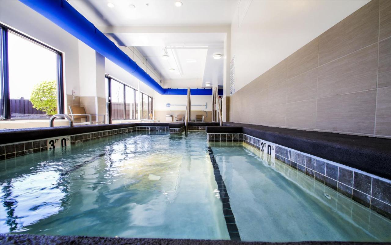 Heated swimming pool: Holiday Inn Milwaukee Riverfront, an IHG Hotel