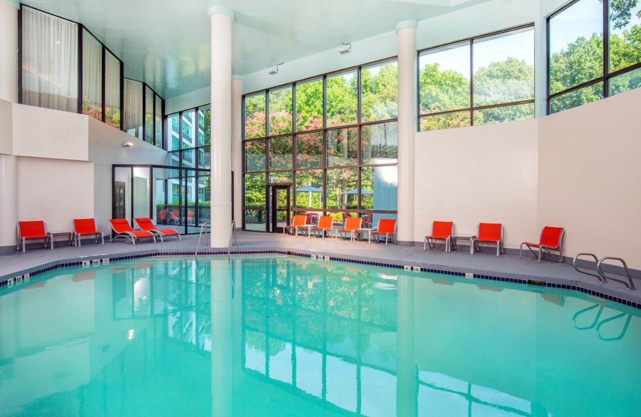 Heated swimming pool: Holiday Inn Newport News - Hampton, an IHG Hotel