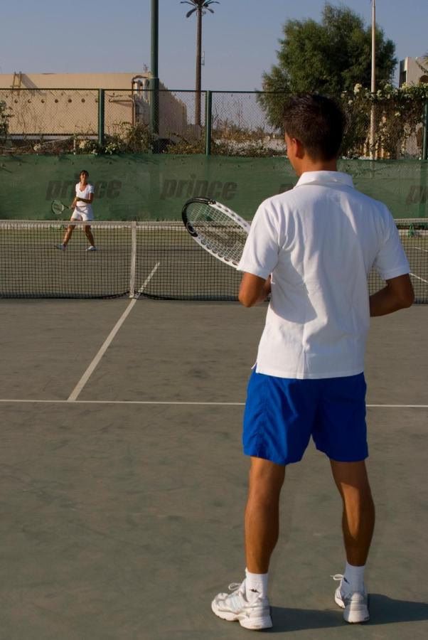 Tennis court: Maritim Jolie Ville Resort & Casino