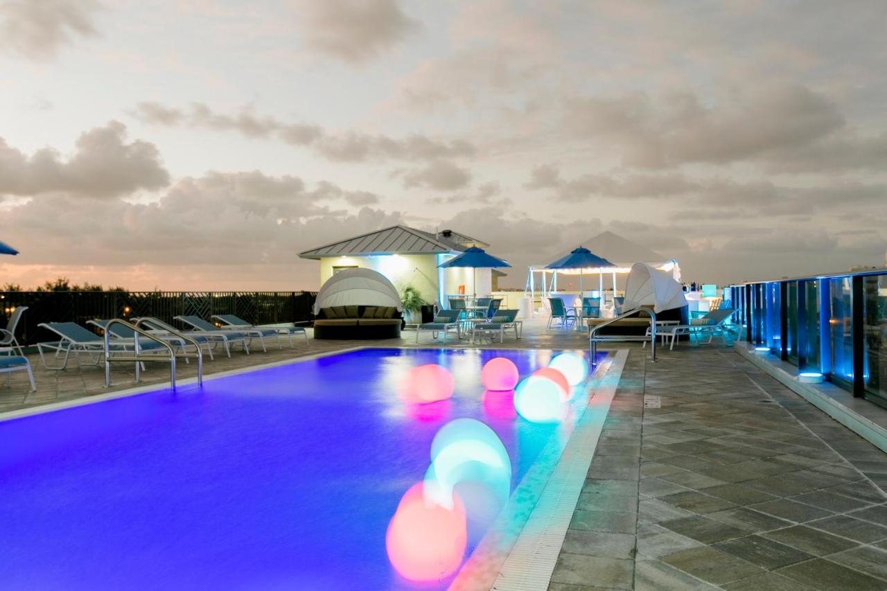 Rooftop swimming pool: Vistalmar Beach Resort