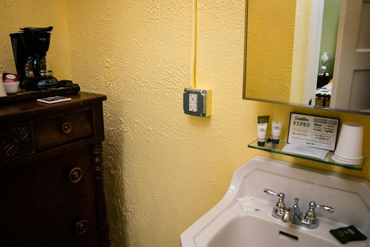 Townhouse Motor Lodge — photo 21